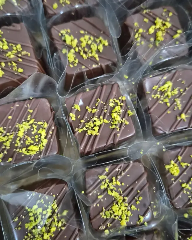 Bandeja de bombons de chocolate finalizados com pistache