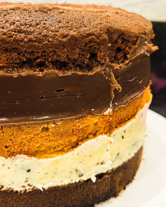 Bolo de chocolate com as camadas de recheio à mostra