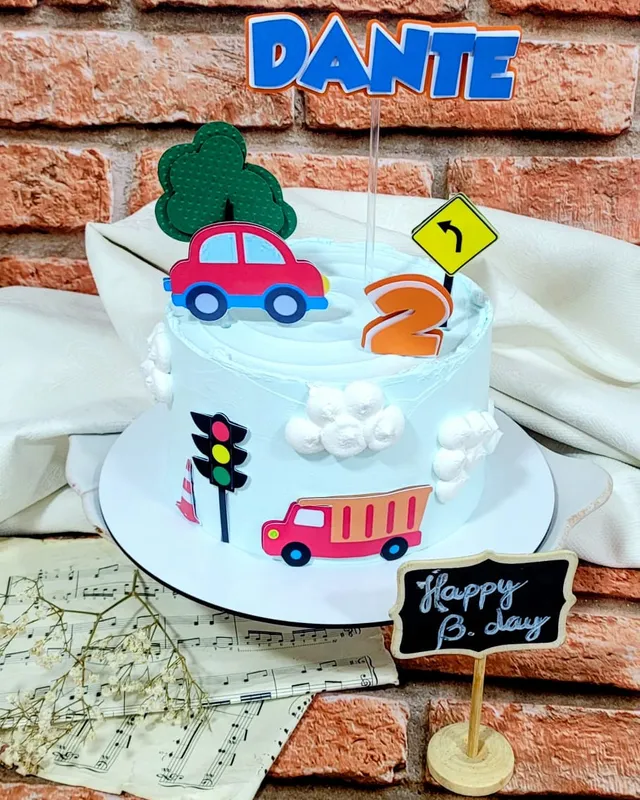 Bolo tema carrinhos em azul claro, com topo personalizado do nome Dante
