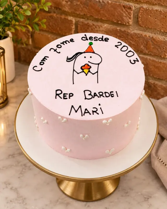 Bolo rosa claro com desenho de cachorro e recado escritos à mão