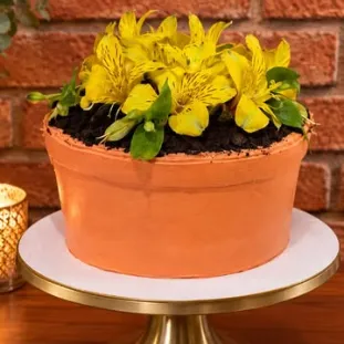 Bolo em formato de vaso de barro com flores amarelas